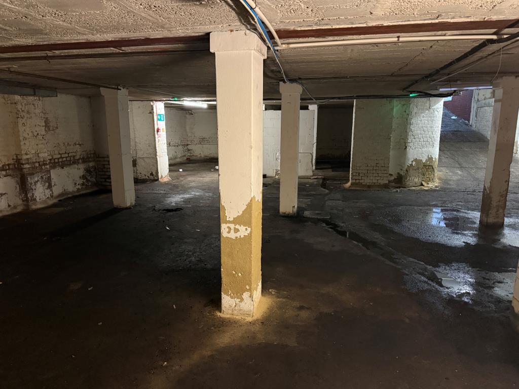 Lot: 24 - FORMER SHOWROOM WITH DEVELOPMENT POTENTIAL (STNC) - View of lower ground floor from front